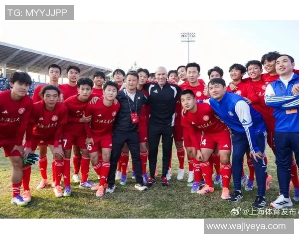 足球四大巨星精彩合影 展现传奇风采与球场魅力